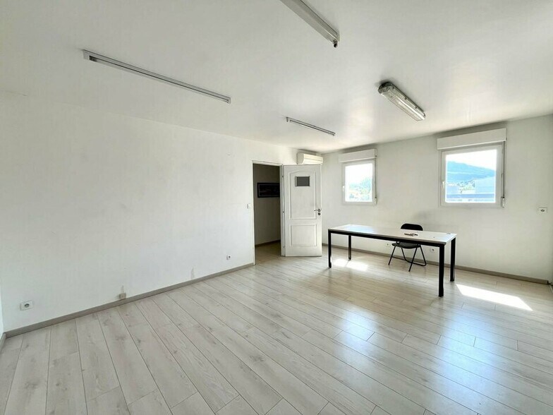 Bureau dans Roquebrune Sur Argens à louer - Photo intérieure – Image 3 sur 6