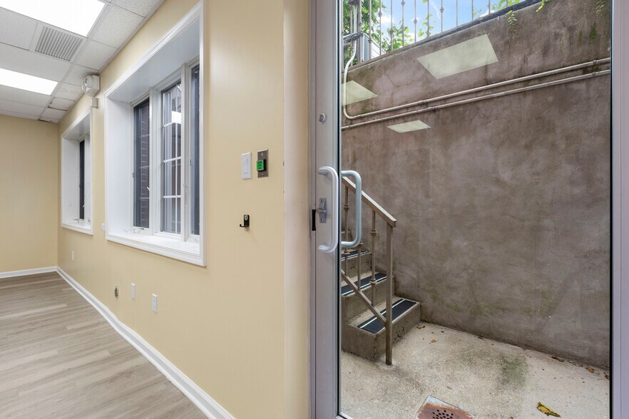 2717 Crescent St, Astoria, NY à vendre - Photo de l’immeuble – Image 2 sur 22