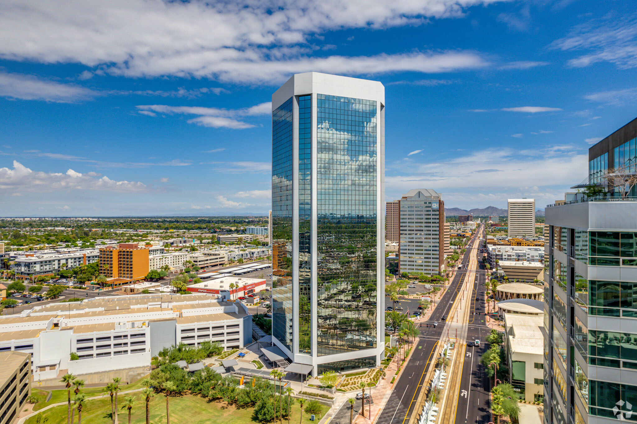 3300 N Central Ave, Phoenix, AZ à louer Photo de l’immeuble– Image 1 sur 19
