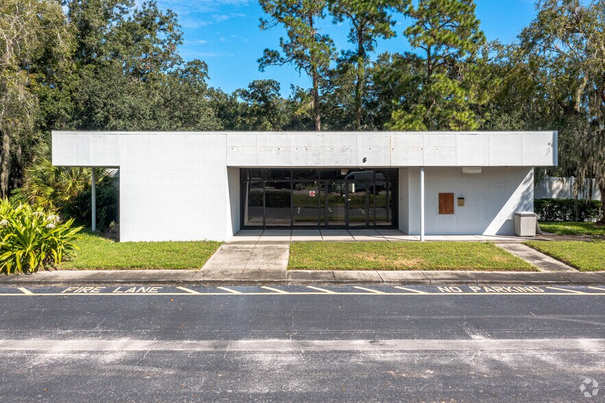 110 W Bloomingdale Ave, Brandon, FL à louer - Photo de l’immeuble – Image 3 sur 5