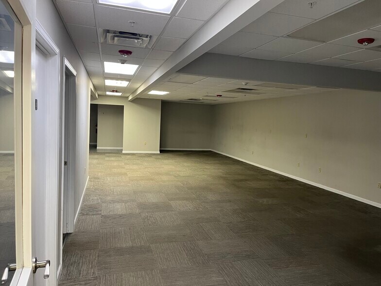 604 Old Liverpool Rd, Liverpool, NY à louer - Photo de l’immeuble – Image 2 sur 11