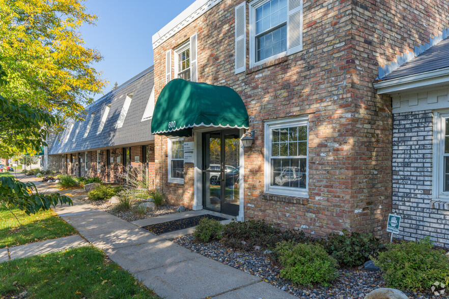 600 Twelve Oaks Center Dr, Wayzata, MN à louer - Photo de l’immeuble – Image 3 sur 16