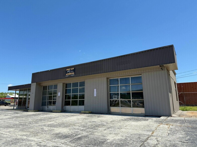 634 W Commercial St, Springfield, MO à louer - Photo de l’immeuble – Image 3 sur 5