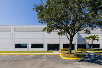 7800-7890 NW 80th St, Miami, FL à louer Photo de l’immeuble– Image 1 sur 1