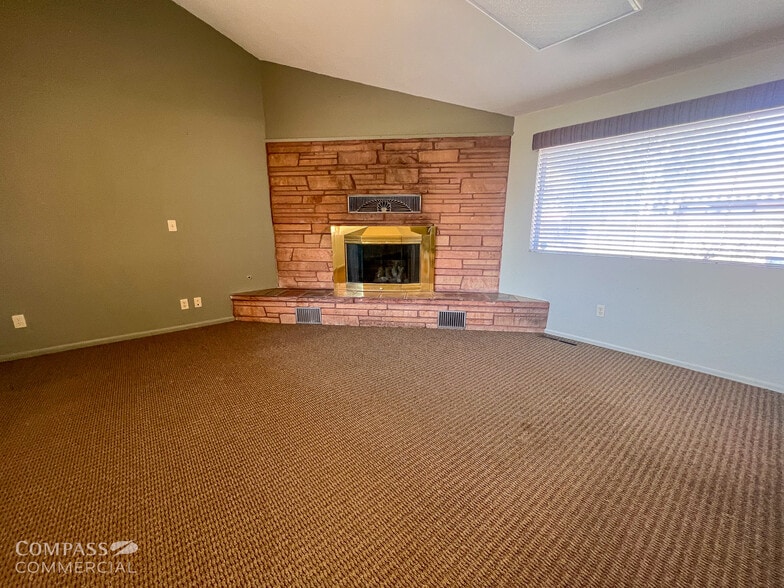 16455 William Foss Rd, La Pine, OR à louer - Photo principale – Image 1 sur 17