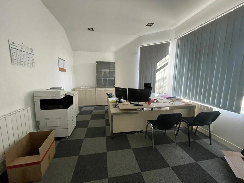 Local d'activités dans Linas à vendre - Photo de l’immeuble – Image 3 sur 14