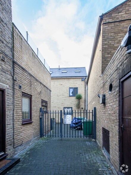 Pooley Dr, Londres à louer - Photo de l’immeuble – Image 1 sur 7