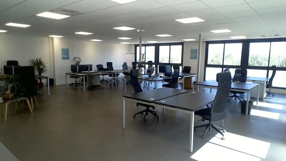 Bureau dans Aubagne à louer - Photo de l’immeuble – Image 3 sur 8
