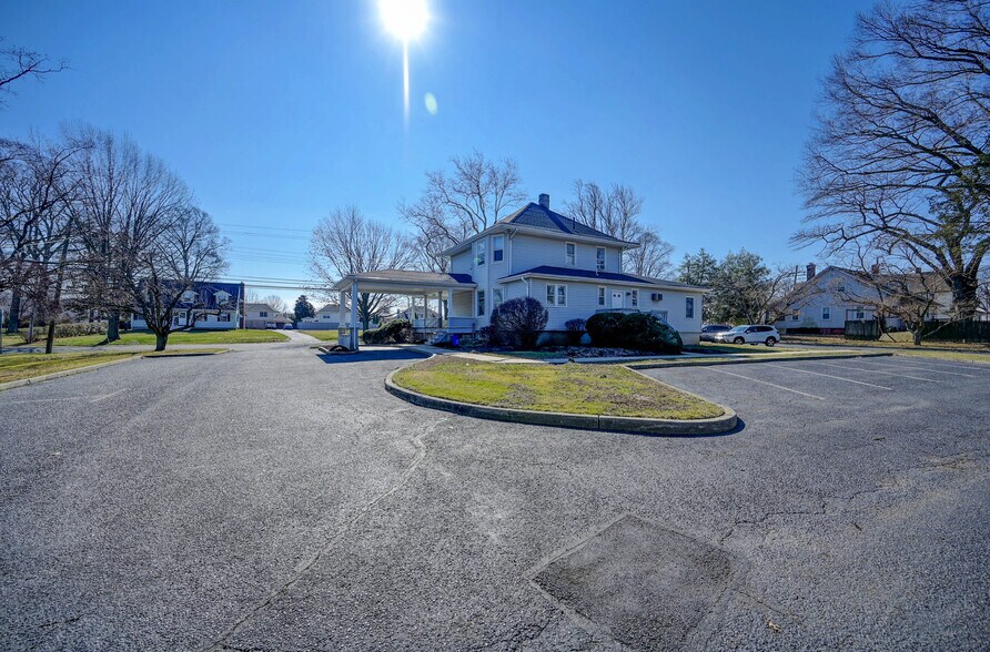 149 W Main St, Freehold, NJ à louer - Photo de l’immeuble – Image 3 sur 22