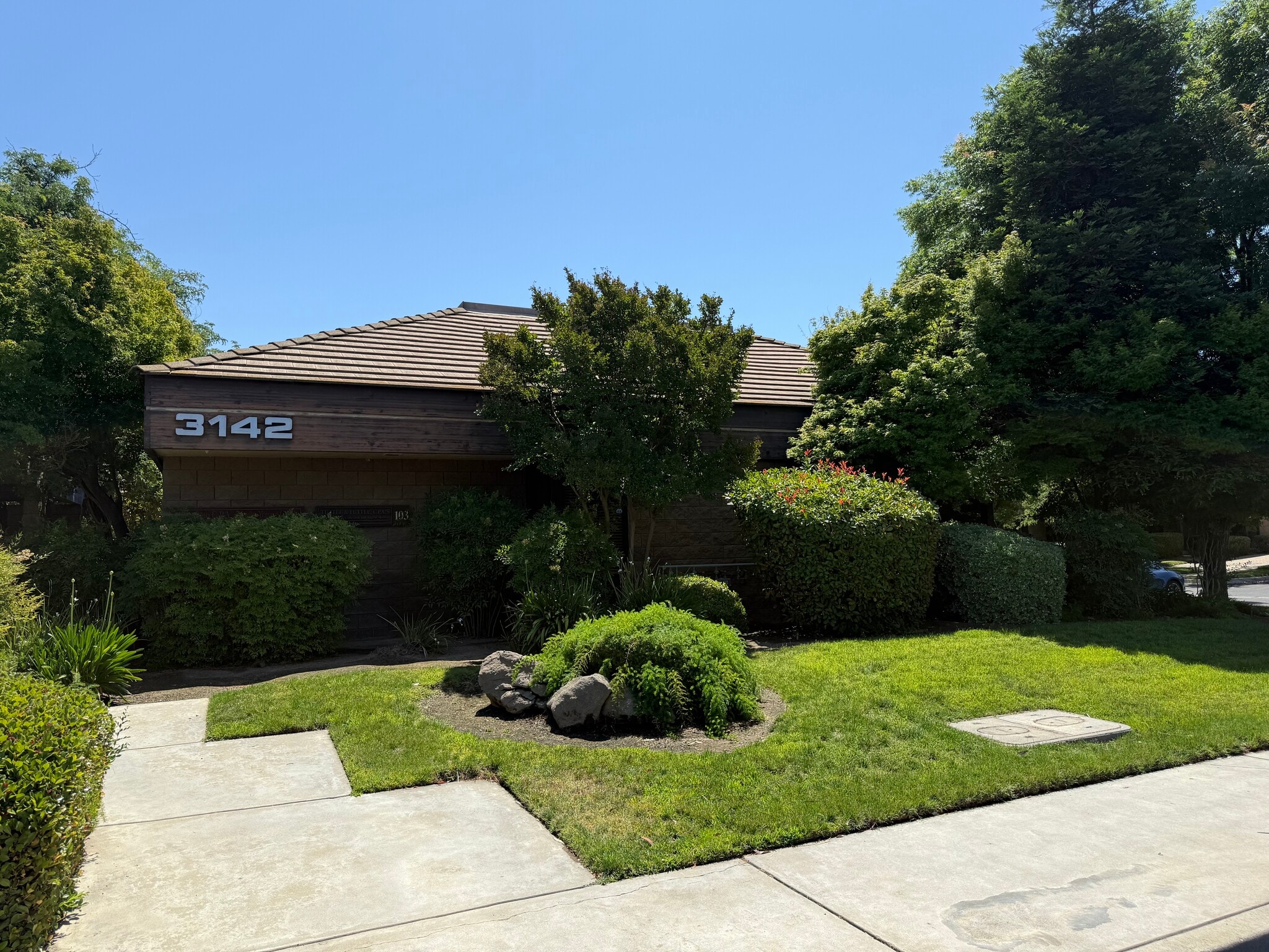 3142 Willow Ave, Clovis, CA à louer Photo de l’immeuble– Image 1 sur 5