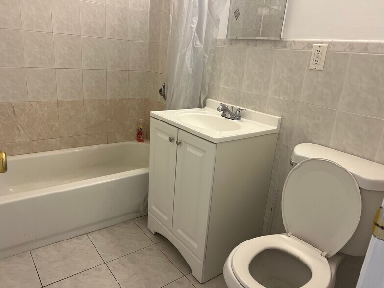 5505 98th St, Corona, NY à vendre - Photo de l’immeuble – Image 3 sur 10