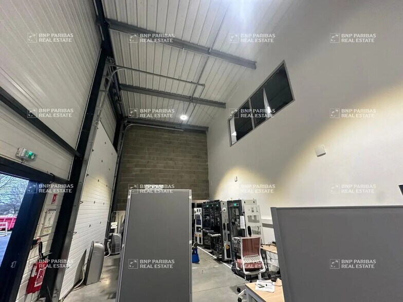 Local d’activités dans La Ville-aux-Dames à louer - Photo de l’immeuble – Image 2 sur 11