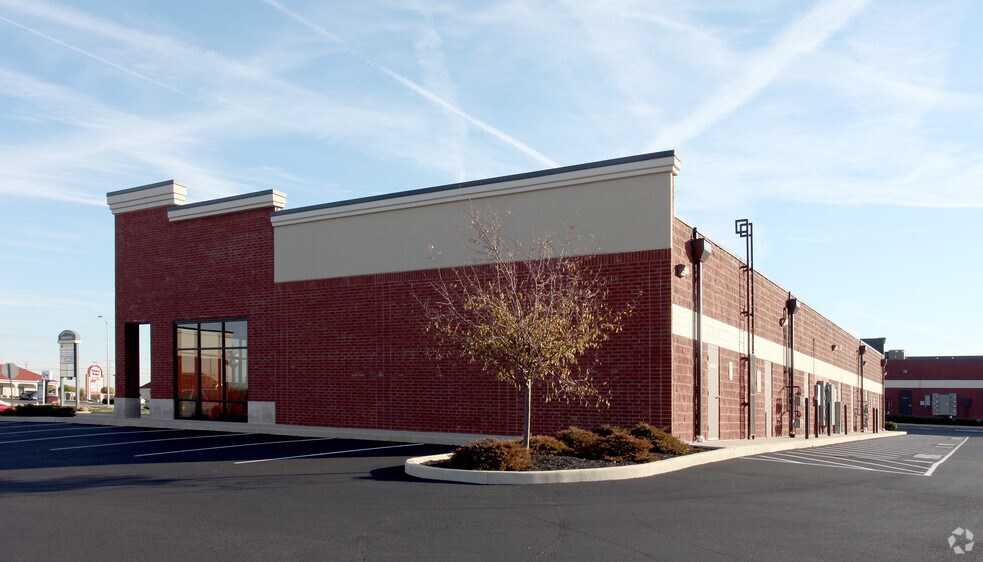 210 S Emerson Ave, Greenwood, IN à louer - Photo de l’immeuble – Image 3 sur 25