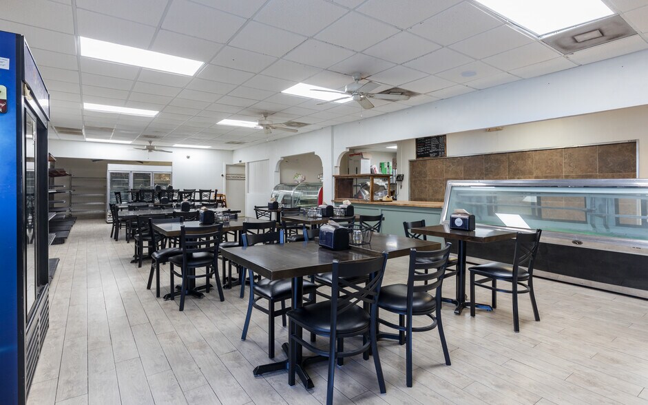 916 SE 14th Ave, Cape Coral, FL à vendre - Photo de l’immeuble – Image 3 sur 18