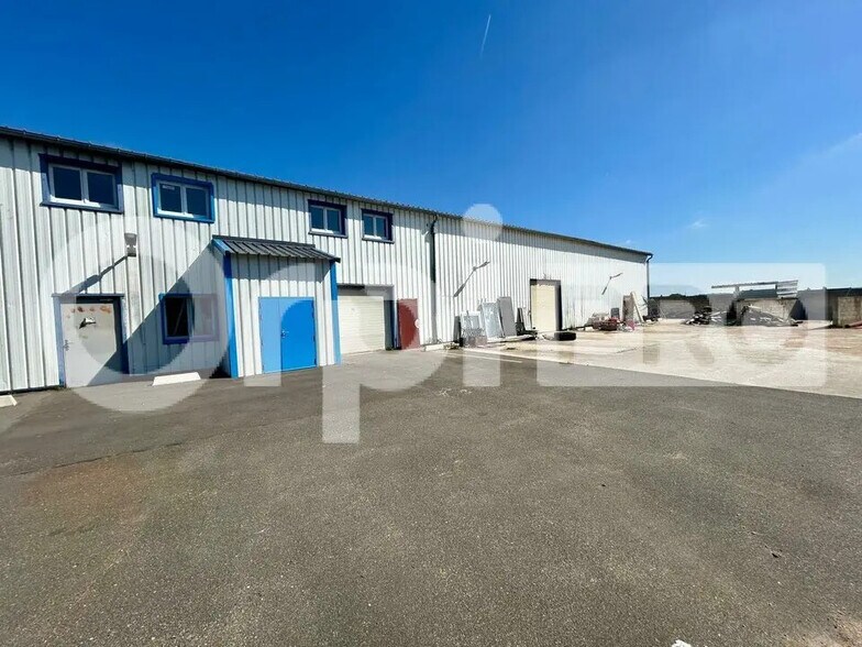 Local d'activités dans Varennes-Jarcy à vendre - Photo de l’immeuble – Image 3 sur 4