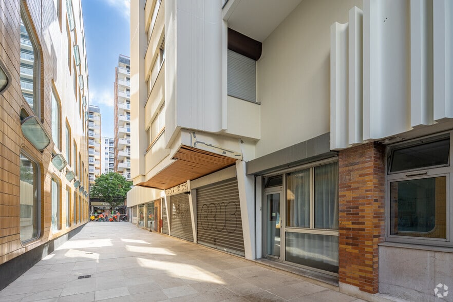 62 Rue Amelot, Paris à louer - Photo de l’immeuble – Image 3 sur 3