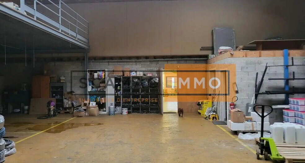 Local d'activités dans à vendre - Photo de l’immeuble – Image 3 sur 7