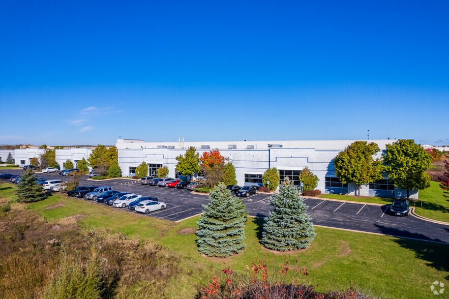400 W Bell Ct, Oak Creek, WI à louer - Photo de l’immeuble – Image 2 sur 8