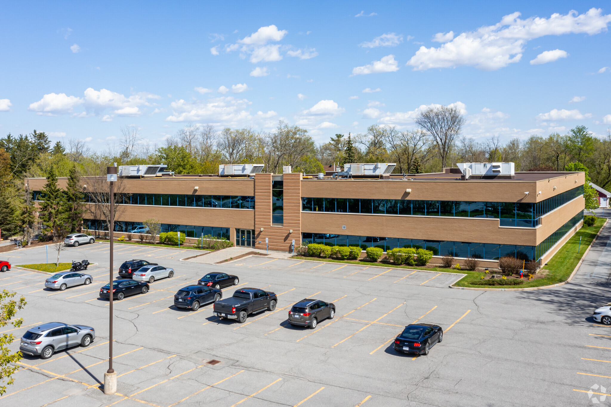 11 Hines Rd, Ottawa, ON à louer Photo de l’immeuble– Image 1 sur 8