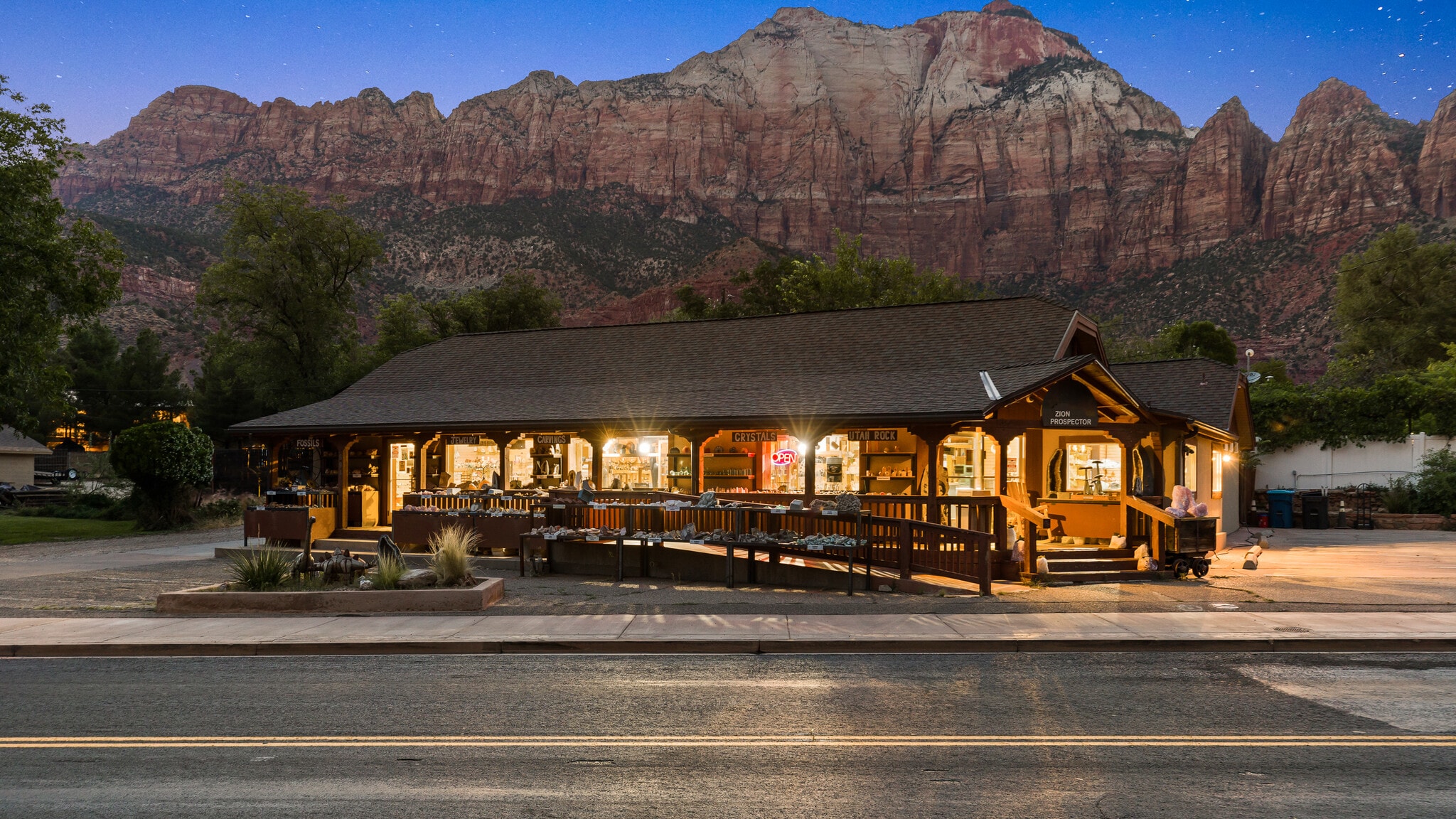 694 Zion Park Blvd, Springdale, UT à vendre Photo de l’immeuble– Image 1 sur 59