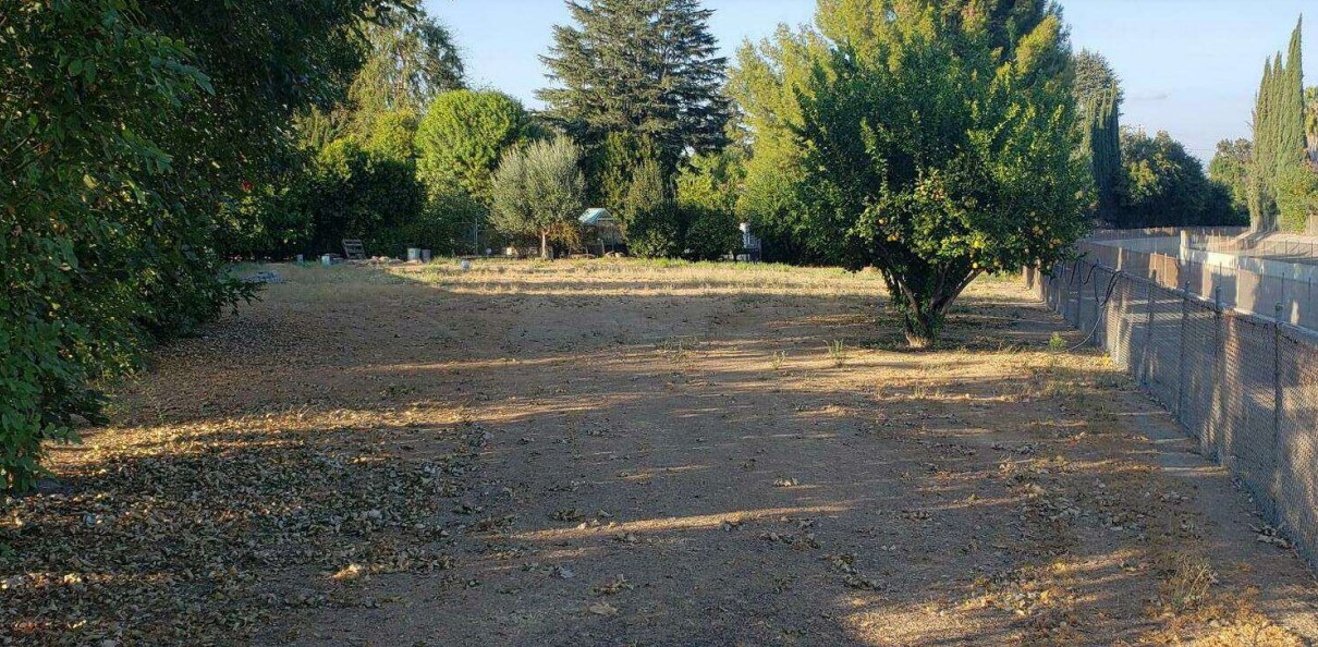 23045 Burbank Blvd, Woodland Hills, CA à louer Photo de l’immeuble– Image 1 sur 2