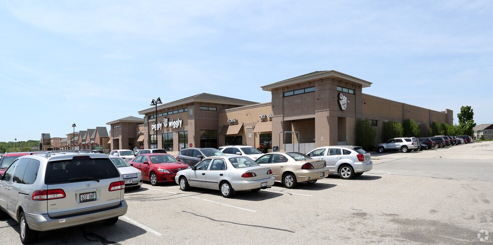 1280-1300 Brown St, Oconomowoc, WI à louer - Photo de l’immeuble – Image 1 sur 8