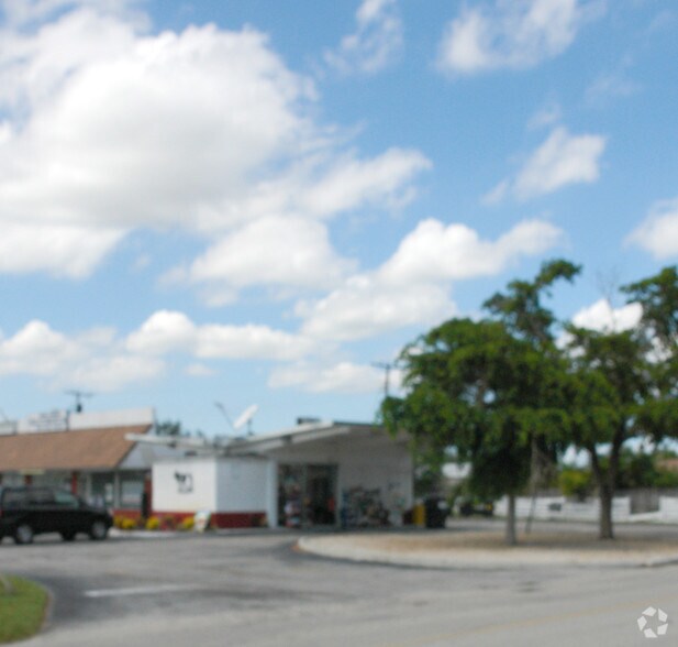 7761 Johnson St, Pembroke Pines, FL à vendre - Photo de l’immeuble – Image 2 sur 2