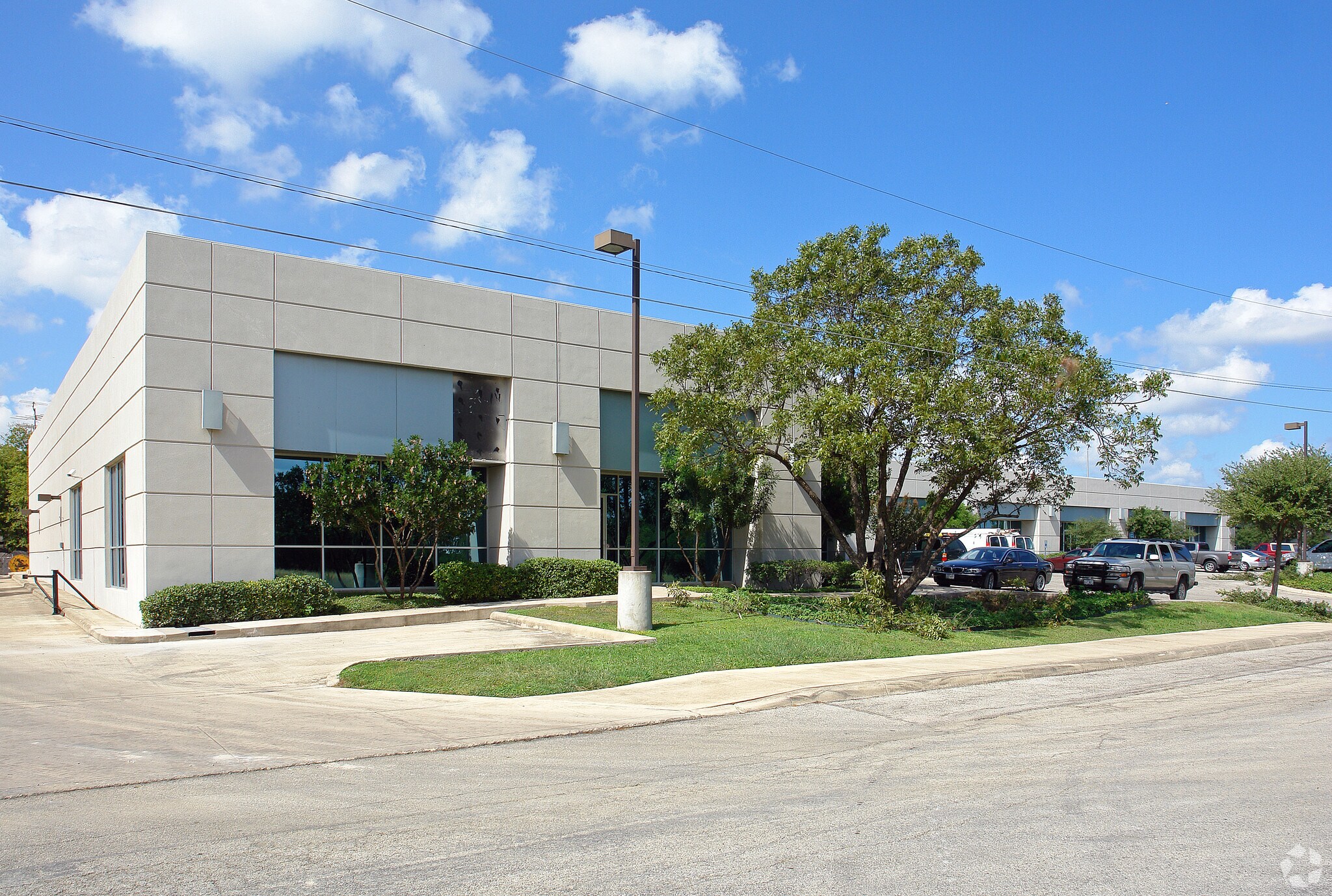 9527 McCullough Ave, San Antonio, TX à louer Photo de l’immeuble– Image 1 sur 23