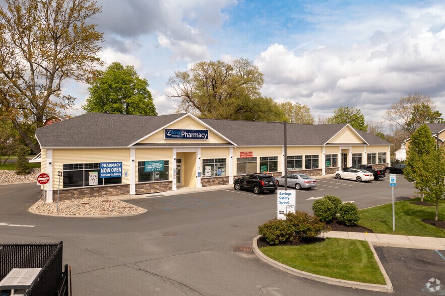 1097 New Loudon Rd, Cohoes, NY à vendre - Photo de l’immeuble – Image 2 sur 15
