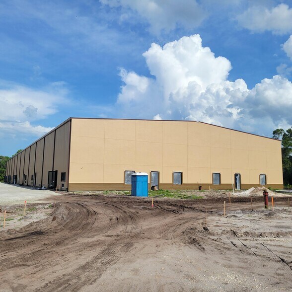2011 Commerce Lakes Dr, Port Saint Lucie, FL à louer - Photo de l’immeuble – Image 3 sur 8