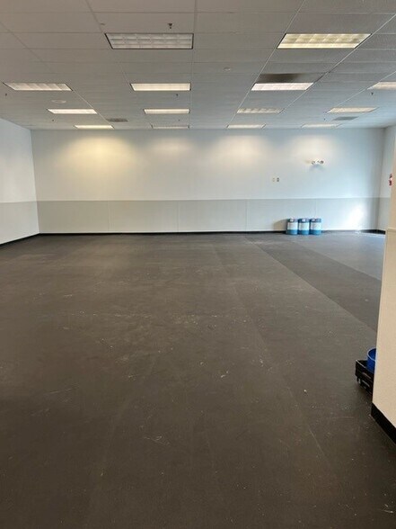 6095 SE Tualatin Valley Hwy, Hillsboro, OR à louer - Photo intérieure – Image 3 sur 13