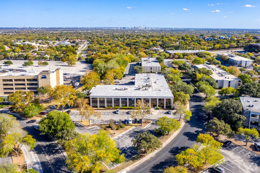 4241 Woodcock Dr, San Antonio, TX à vendre - Photo de l’immeuble – Image 3 sur 3