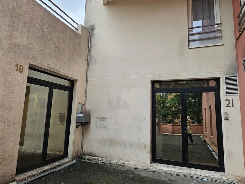 Local commercial dans Le Kremlin-Bicêtre à louer - Photo de l’immeuble – Image 1 sur 10