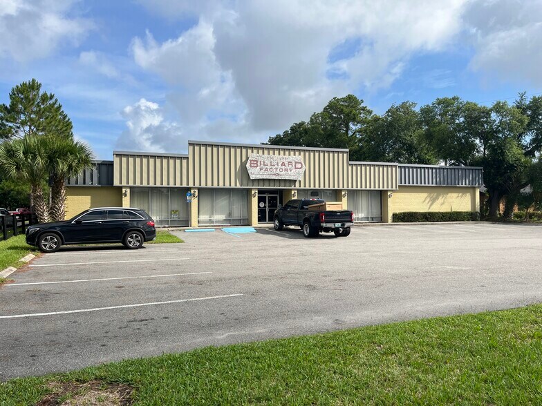 5585 University Blvd W, Jacksonville, FL à vendre - Photo de l’immeuble – Image 1 sur 79