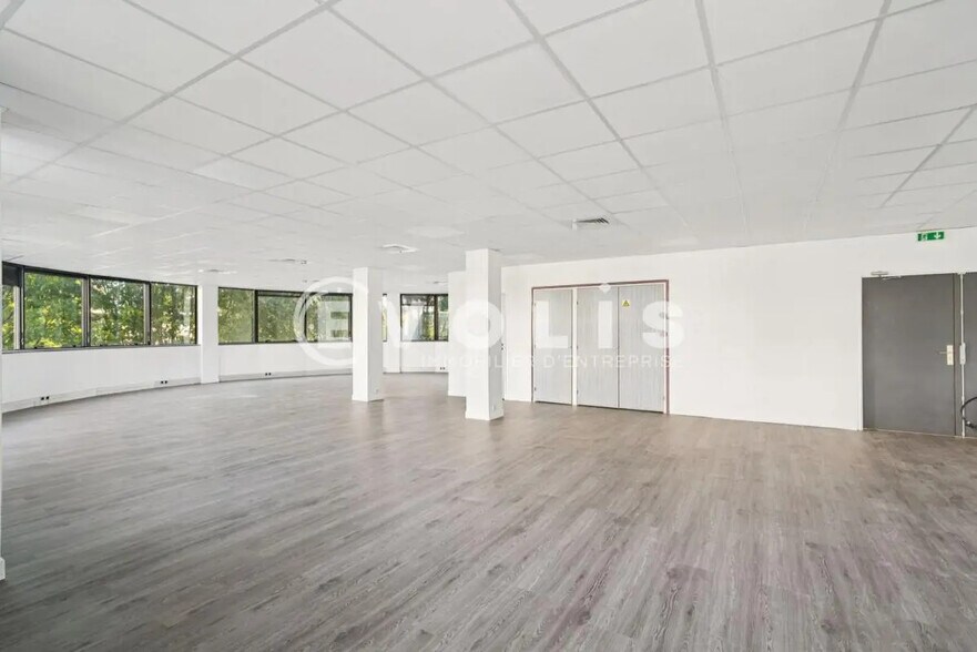 Local d’activités dans Noisy-le-Grand à louer - Photo de l’immeuble – Image 3 sur 14