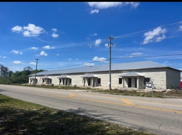 990 Anvil cir, LaBelle, FL à louer - Photo de la construction – Image 2 sur 4