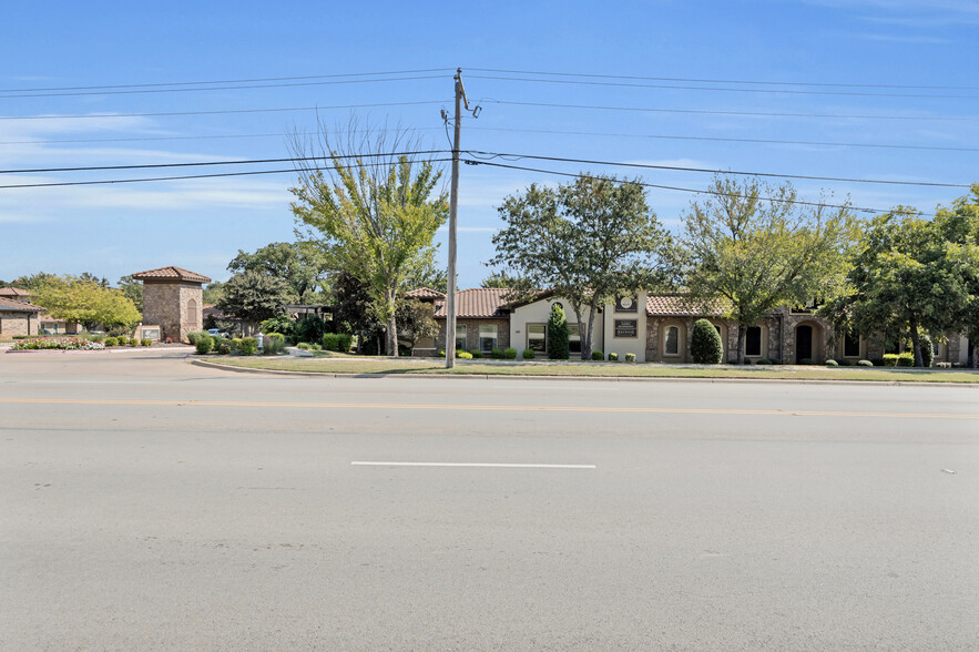 550 N Walnut Creek Dr, Mansfield, TX à louer - Photo de l’immeuble – Image 2 sur 23