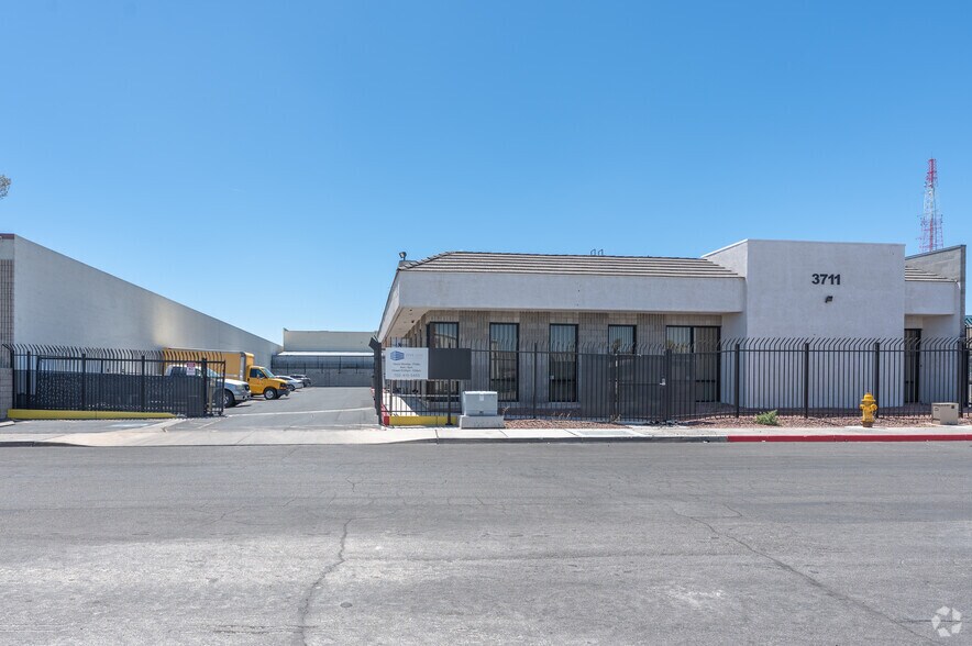 3711 Regulus Ave, Las Vegas, NV à louer - Photo de l’immeuble – Image 2 sur 6