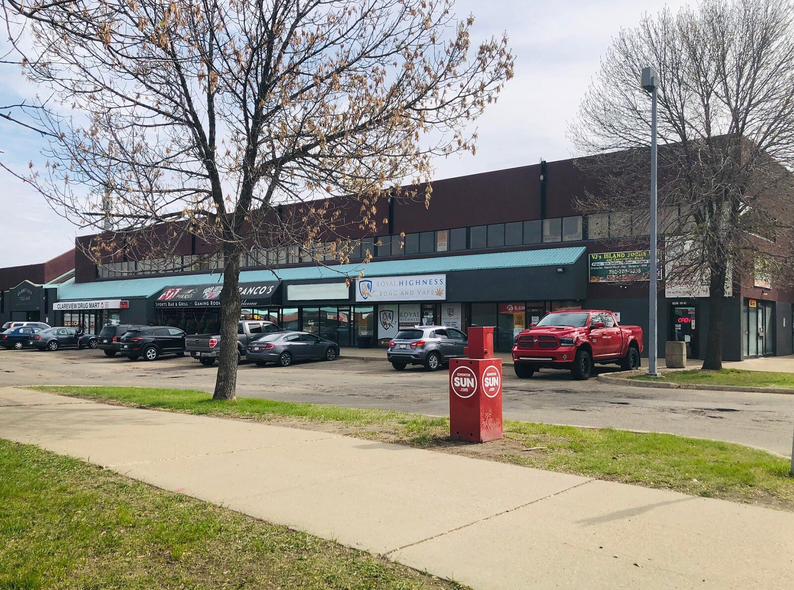 14017-14051 Victoria Trl NW, Edmonton, AB à louer Photo principale– Image 1 sur 5