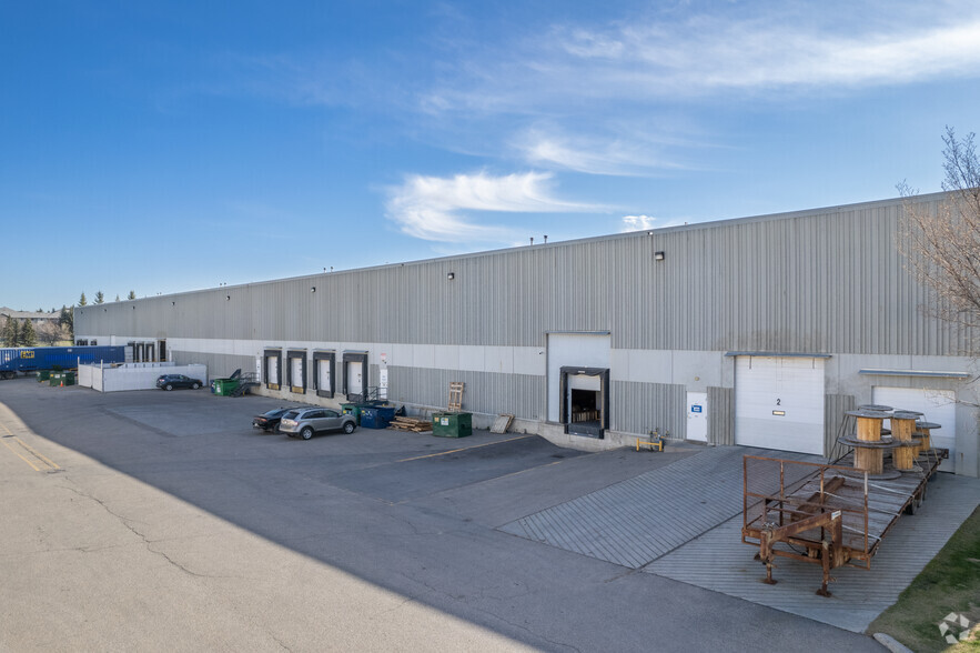 2634 45th Ave SE, Calgary, AB à louer - Photo de l’immeuble – Image 3 sur 6