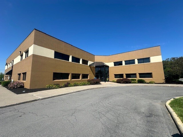 8100 Oswego Rd, Liverpool, NY à louer - Photo de l’immeuble – Image 2 sur 3