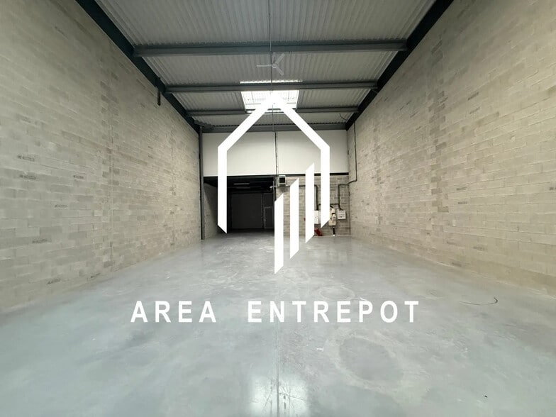 Local d'activités dans Marignane à vendre - Photo intérieure – Image 2 sur 8