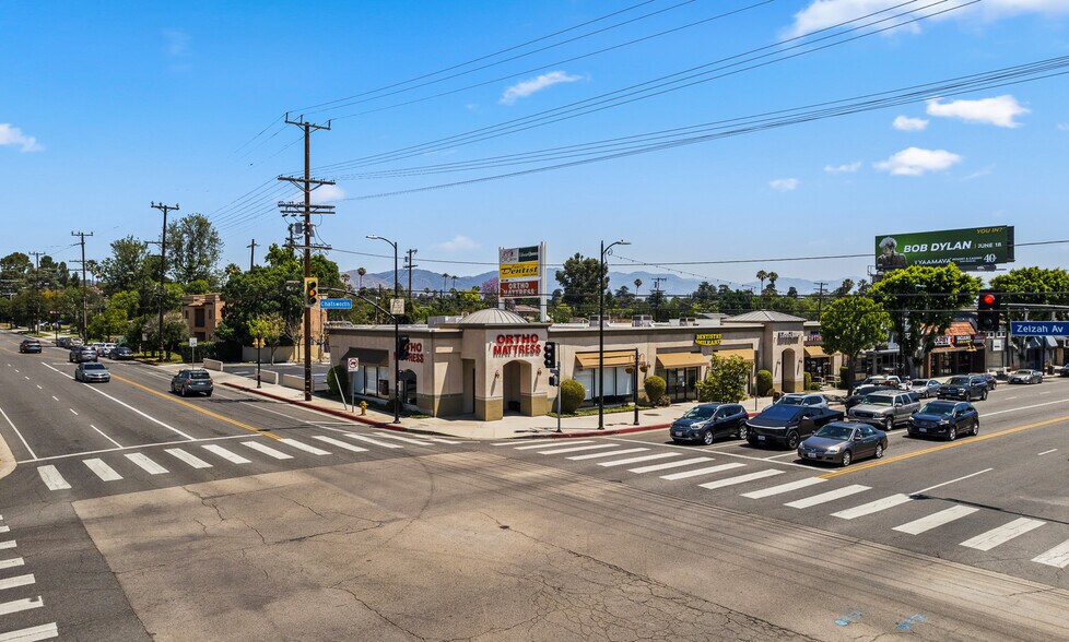 17851 Chatsworth St, Granada Hills, CA à vendre - Photo de l’immeuble – Image 1 sur 17