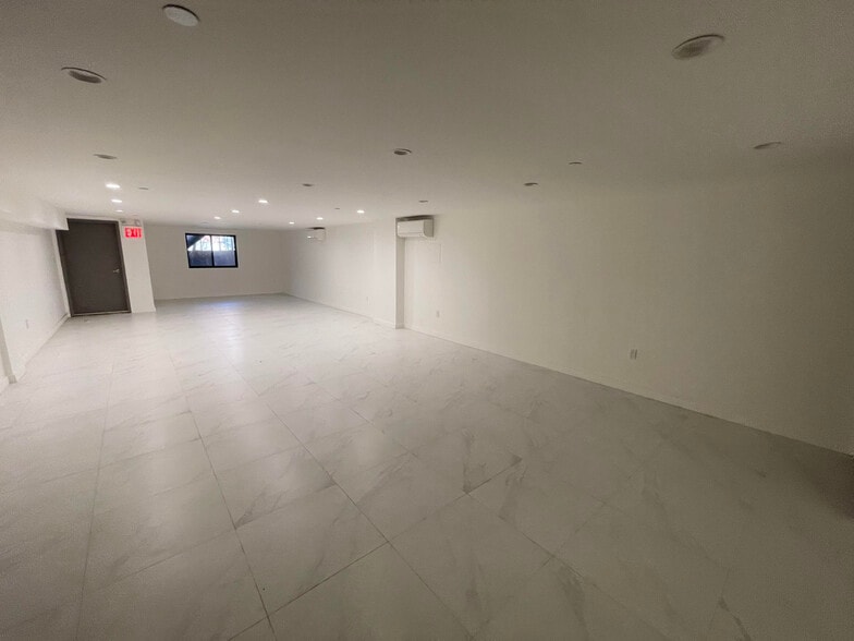 6527 Roosevelt Ave, Woodside, NY à louer - Photo de l’immeuble – Image 3 sur 14