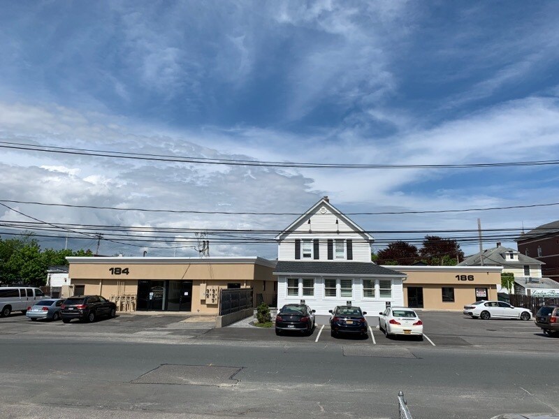 184 S 1st St, Lindenhurst, NY à louer Photo de l’immeuble– Image 1 sur 22