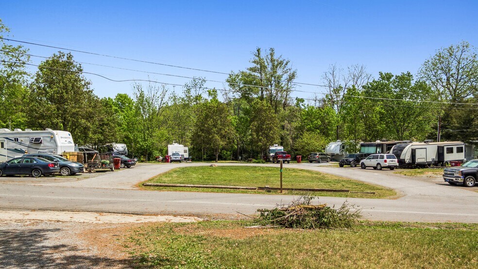 116 Spring City Dr, Johnson City, TN à vendre - Photo de l’immeuble – Image 1 sur 5