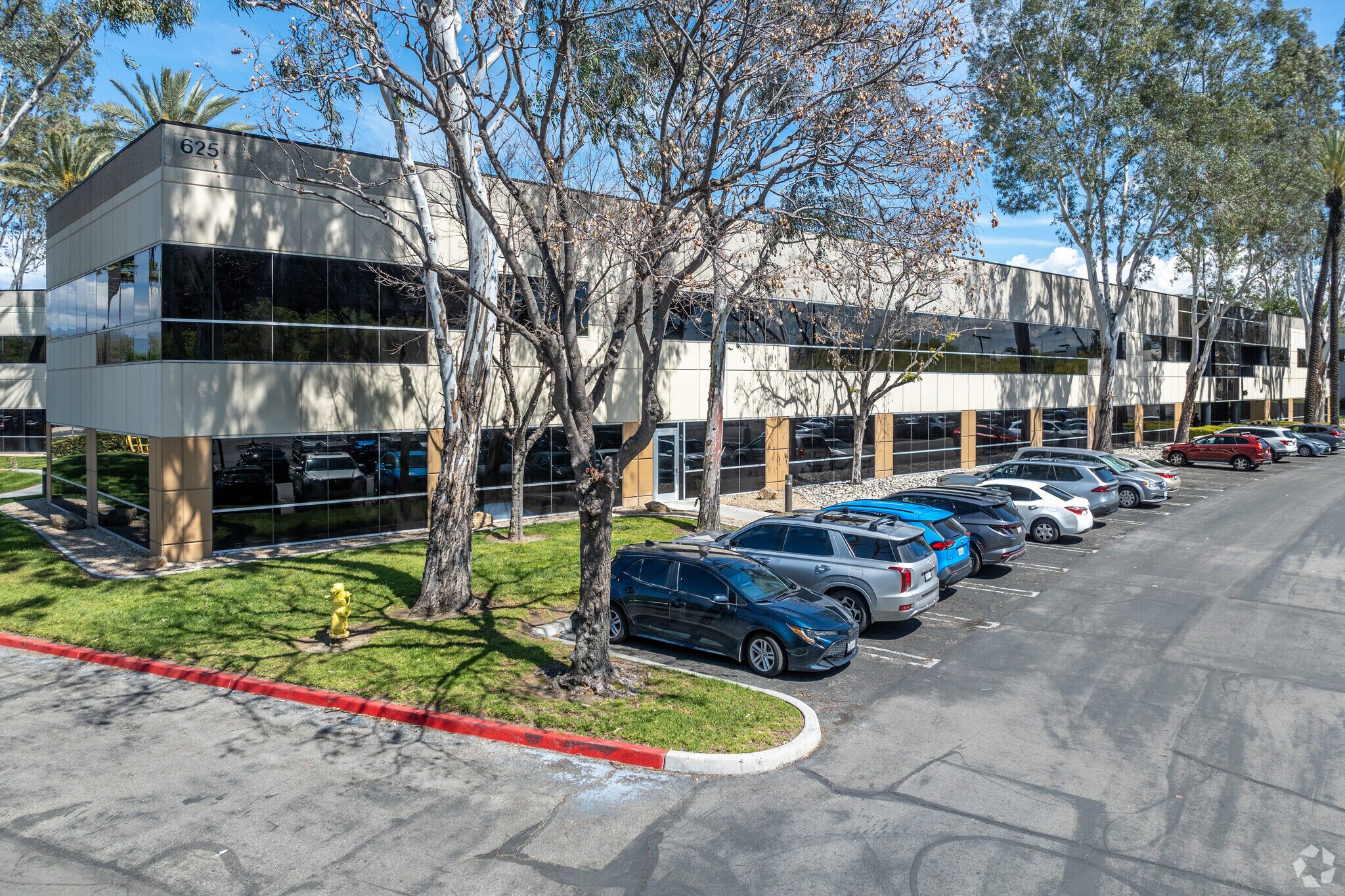 625 E Carnegie Dr, San Bernardino, CA à louer Photo principale– Image 1 sur 7
