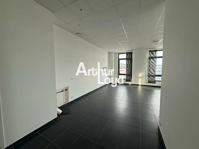 Bureau dans Fréjus à louer - Photo de l’immeuble – Image 3 sur 4