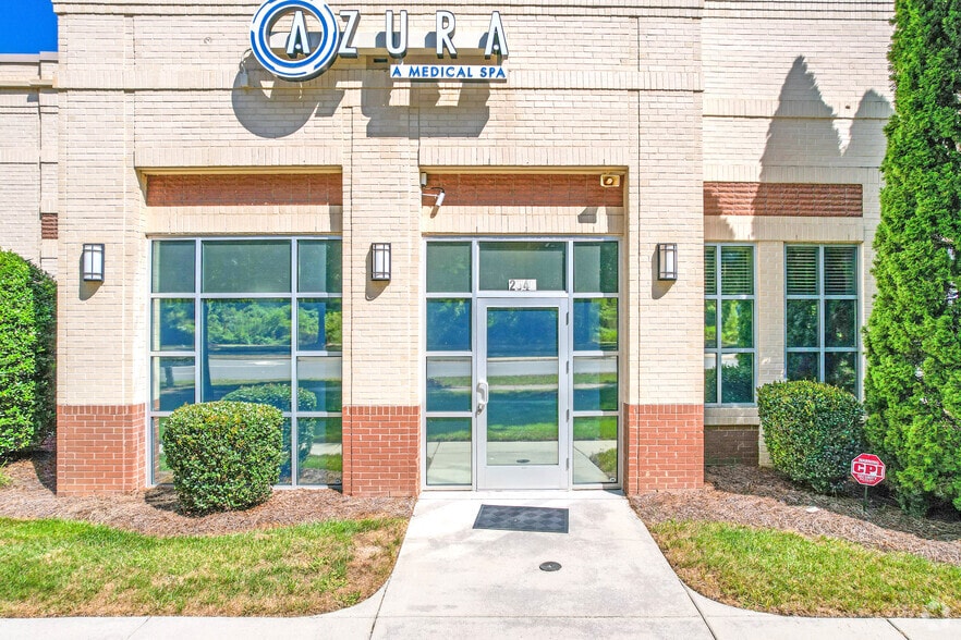 2540 Arrowood Rd, Charlotte, NC à vendre - Photo de l’immeuble – Image 2 sur 4