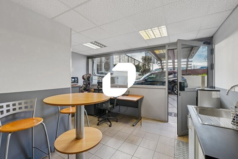 Bureau dans Courbevoie à vendre - Photo de l’immeuble – Image 2 sur 14